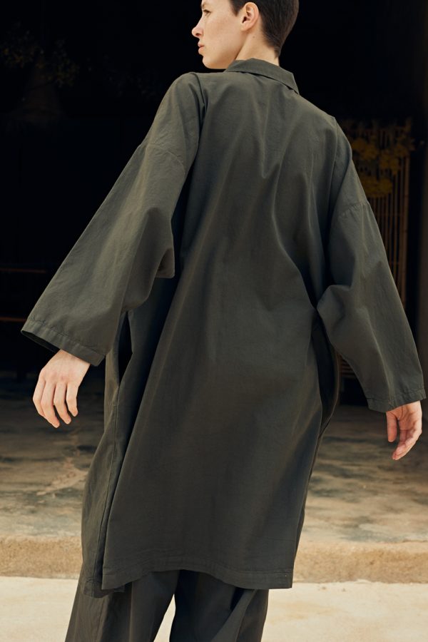 back view of the model wearing the cape duster in slate color
