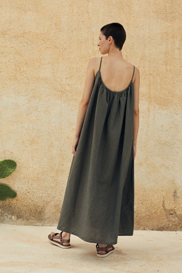 back view of the model wearing the cartago dress in slate color