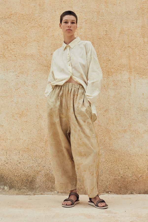 frontal view of the model wearing the olive pants in hierro color