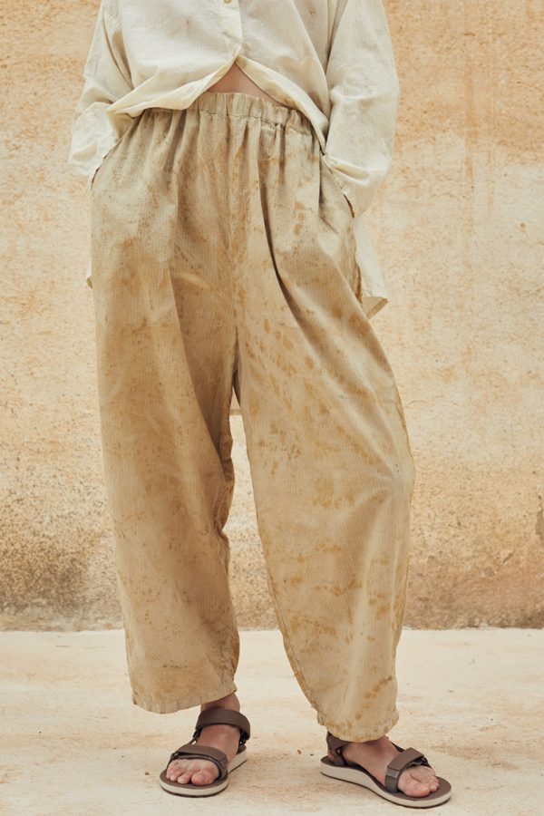up close frontal view of the model wearing the olive pants in hierro color