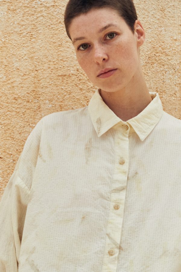 detail of the model wearing the olive shirt in leaf color